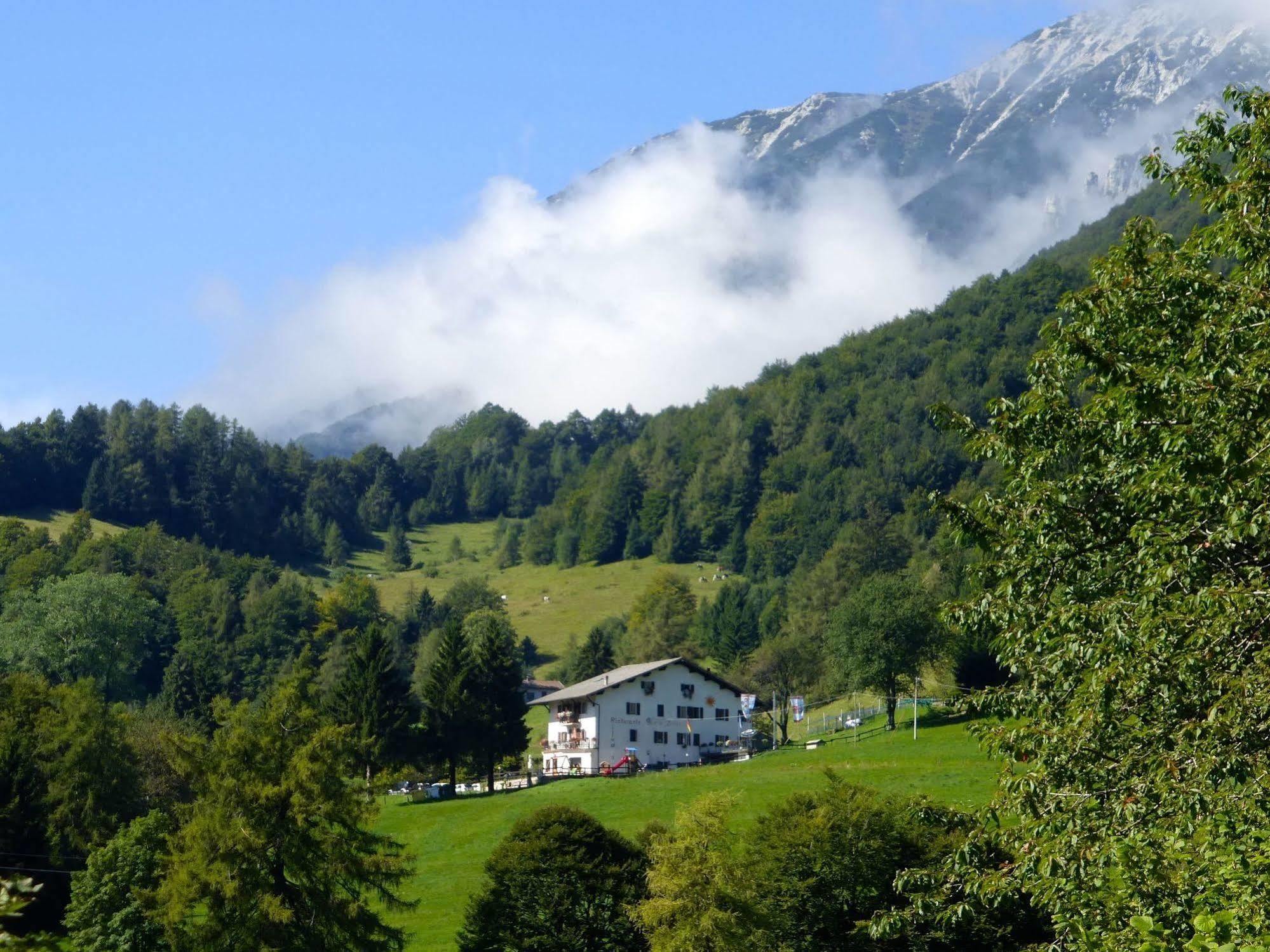 מלון אביו Rifugio Monte Baldo מראה חיצוני תמונה